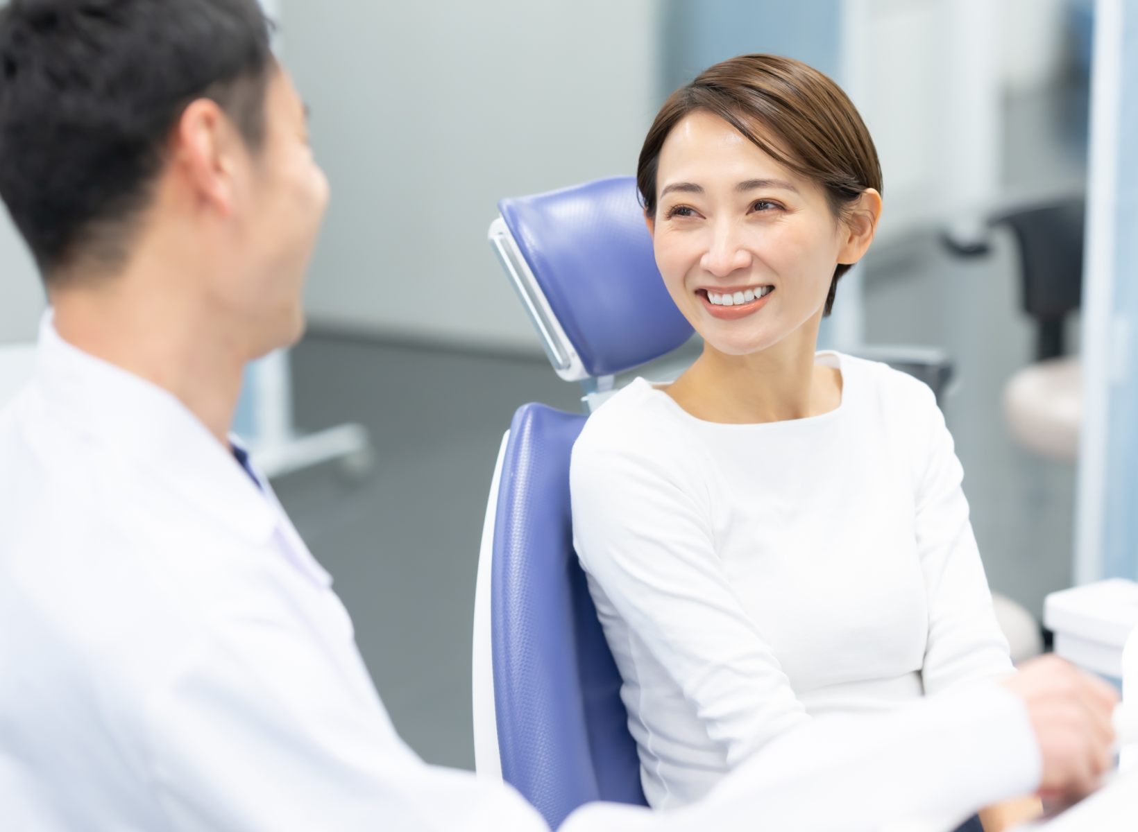 診療チェアの患者と歯科医師