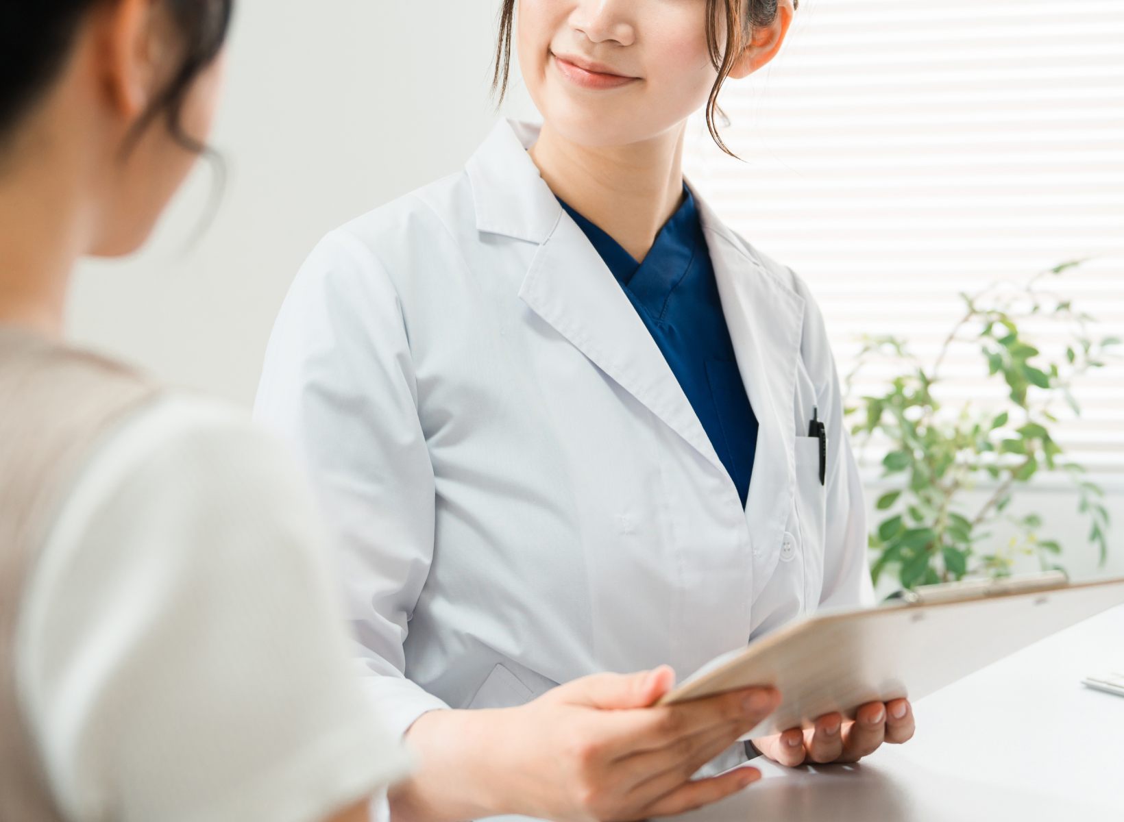 カウンセリングをする歯科医師