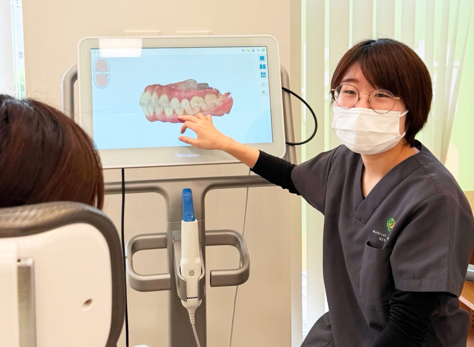 3Dシミュレーション画面を確認する患者